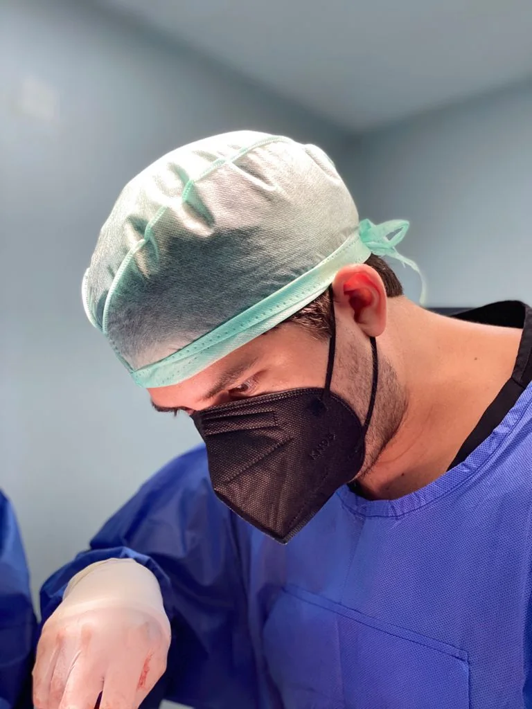 Dr. Tomás Esteban Pacheco Pérez realizando cirugía plástica facial de alta complejidad.